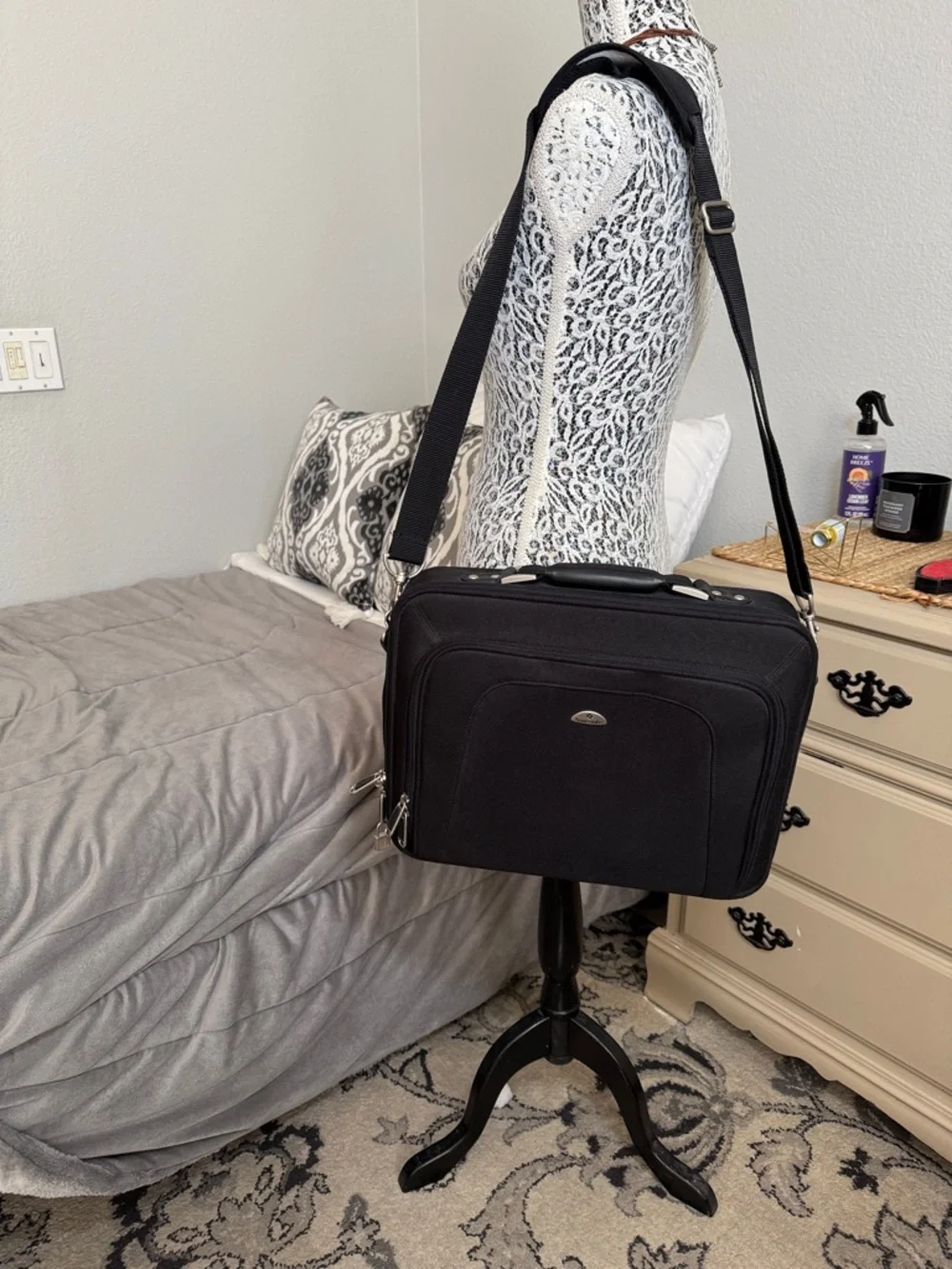 Samsonite men’s black 15” travel Laptop Shoulder Bag with Adjustable Strap